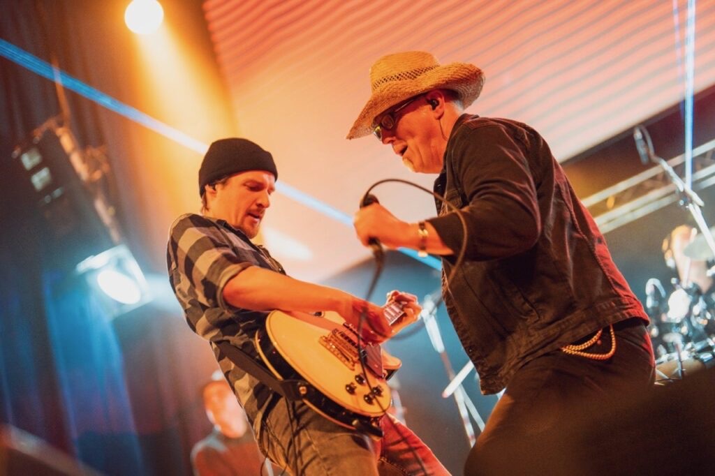 On The Edge live op het podium